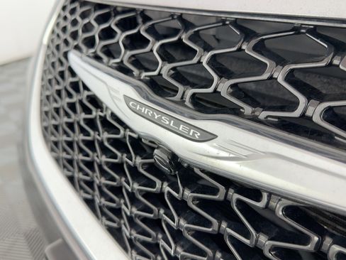 Used 2023 Chrysler Pacifica Touring-L image 27