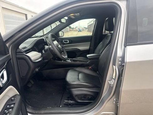 Used 2023 Jeep Compass Limited AWD/4WD image 3