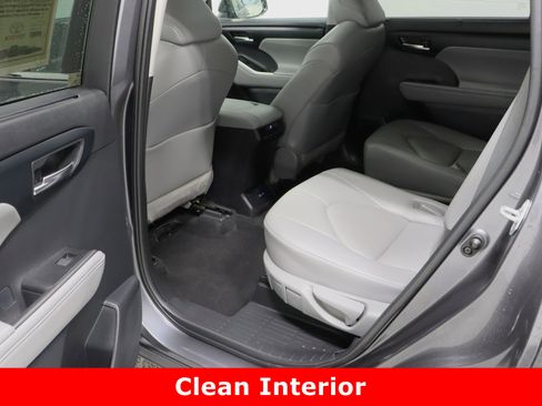 Used 2022 Toyota Highlander XLE image 30