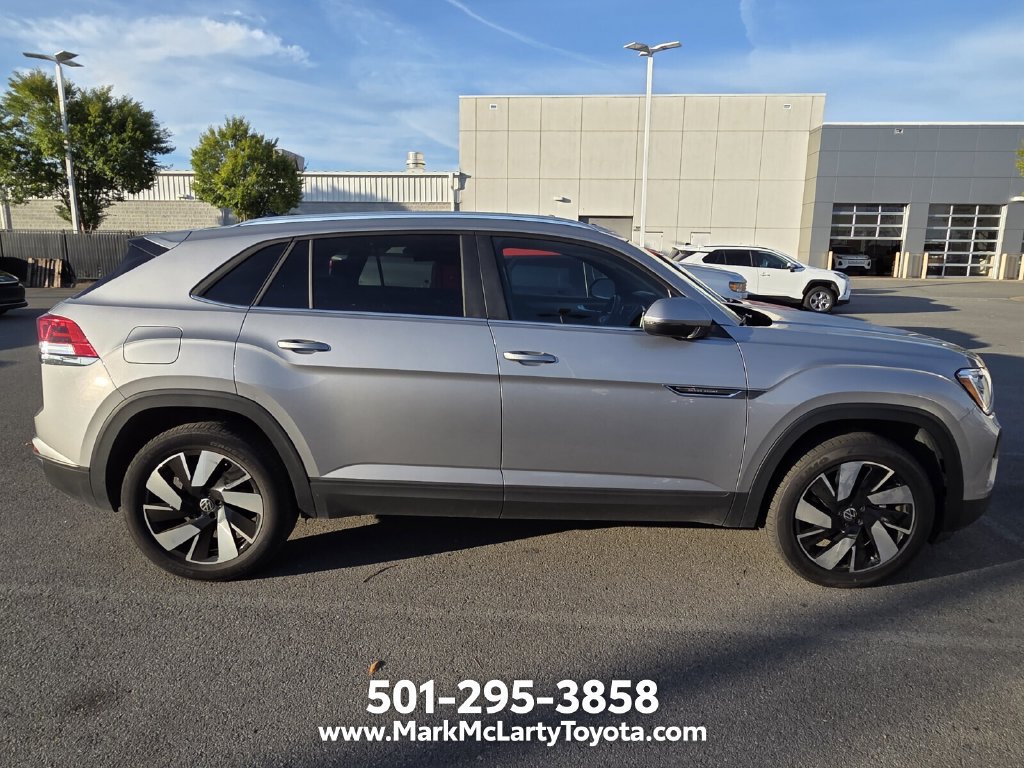 Used 2025 Volkswagen Atlas Cross Sport SE FWD image 3