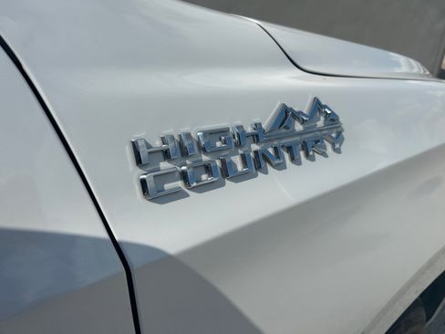 Used 2025 Chevrolet Suburban High Country image 10