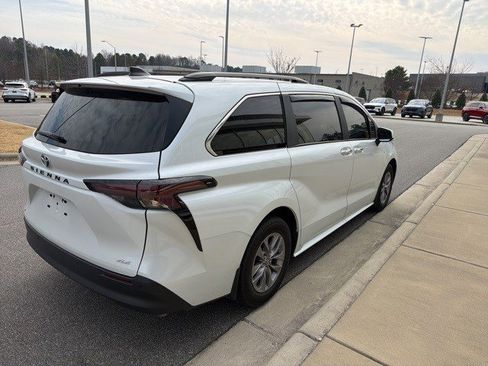 Used 2025 Toyota Sienna XLE image 11