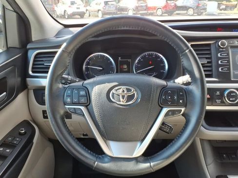 Used 2018 Toyota Highlander XLE AWD/4WD image 19