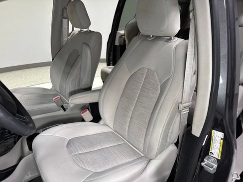 Used 2018 Chrysler Pacifica Touring Plus FWD image 15