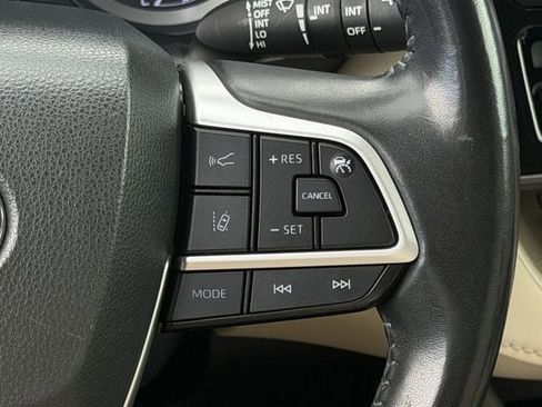 Used 2023 Toyota Highlander XLE AWD/4WD image 15