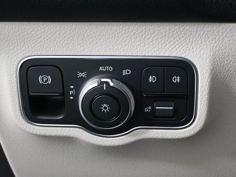 Certified 2025 Mercedes-Benz GLB 250 image 9