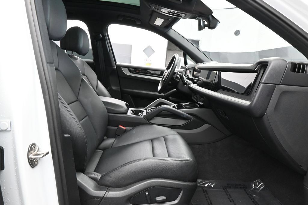 Used 2025 Porsche Cayenne AWD/4WD image 52