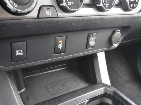 Used 2017 Toyota Tacoma TRD Sport image 31