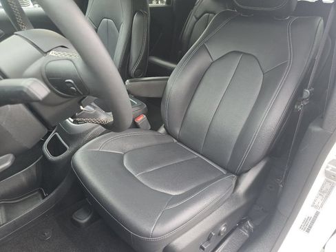 Used 2025 Chrysler Pacifica Select FWD image 21