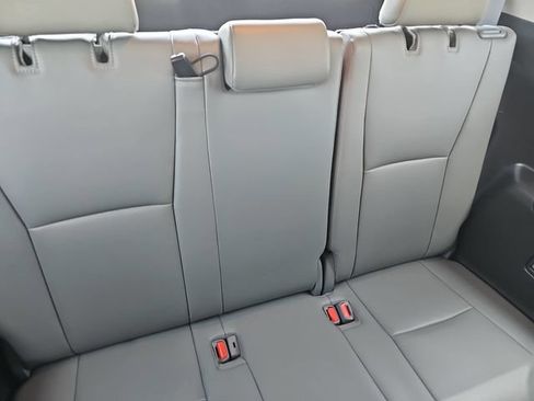 Used 2023 Toyota Highlander XLE FWD image 12