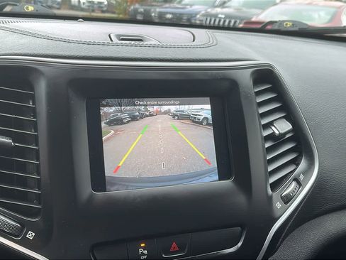 Used 2019 Jeep Cherokee Altitude image 16