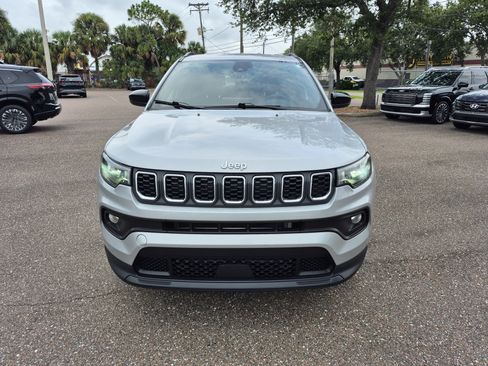 Used 2024 Jeep Compass Latitude AWD/4WD image 2
