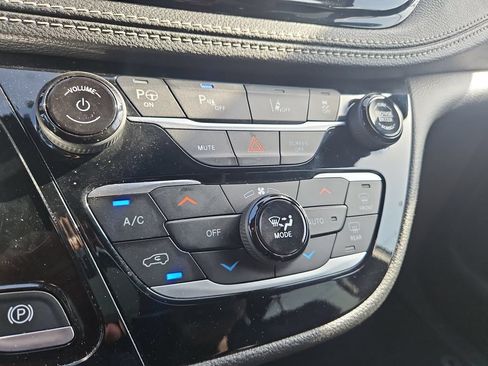 Used 2024 Chrysler Pacifica Limited FWD image 31