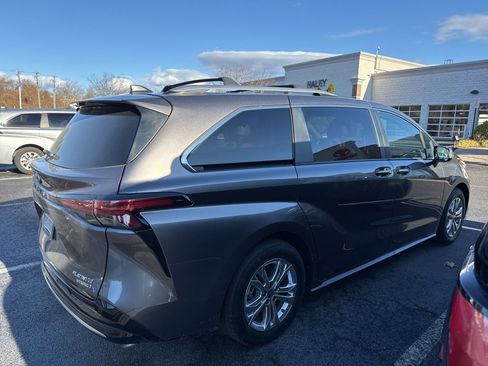 Used 2023 Toyota Sienna Platinum image 2