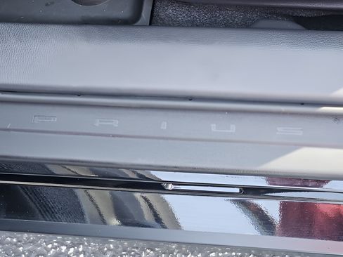 Used 2025 Toyota Prius FWD image 32