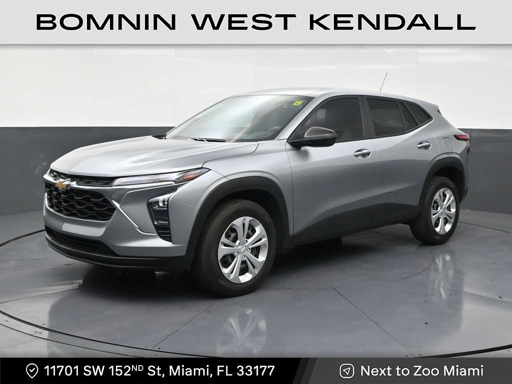 Used 2025 Chevrolet Trax LS FWD image 1