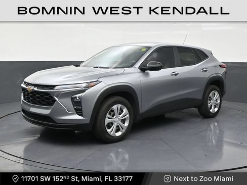 Used 2025 Chevrolet Trax LS FWD image 1