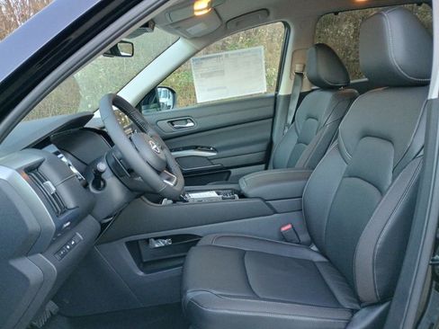 New 2025 Nissan Pathfinder SL w/ Black Appearance Package image 10