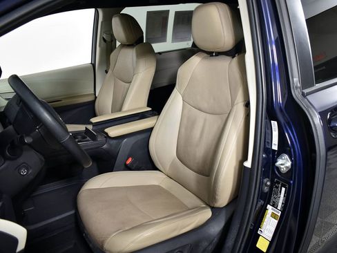 Used 2021 Toyota Sienna Limited image 9