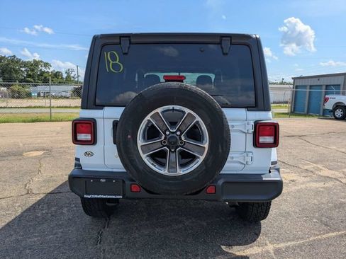 Used 2019 Jeep Wrangler Unlimited Sahara AWD/4WD image 5