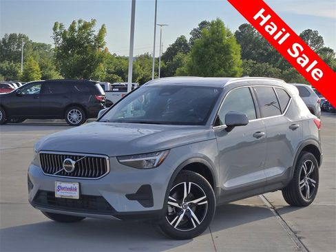 Used 2024 Volvo XC40 B5 Core image 2