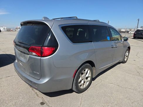Used 2020 Chrysler Pacifica Limited image 2