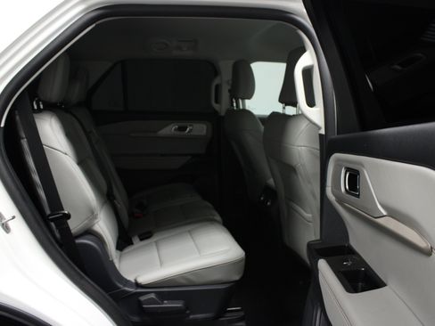 Used 2025 Ford Explorer Active w/ Active Comfort Package AWD/4WD image 16