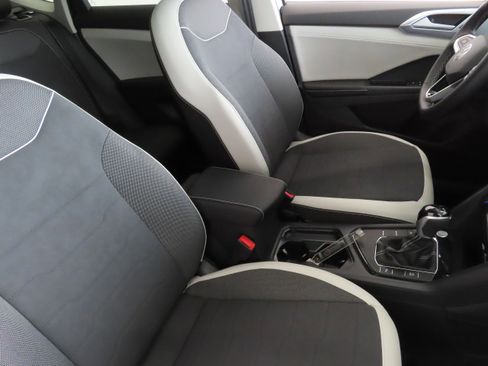 New 2025 Volkswagen Taos SE image 27