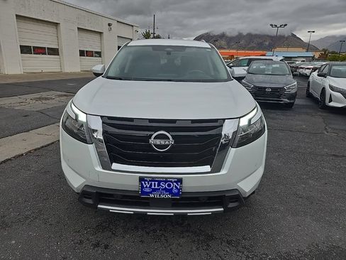 Used 2025 Nissan Pathfinder SL AWD/4WD image 2