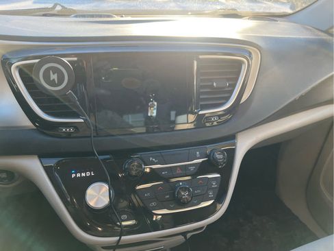 Used 2018 Chrysler Pacifica Touring Plus image 6