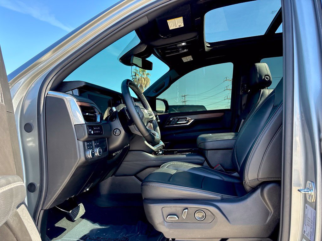 Used 2025 GMC Yukon Denali w/ Sun & Power Step Package AWD/4WD image 8
