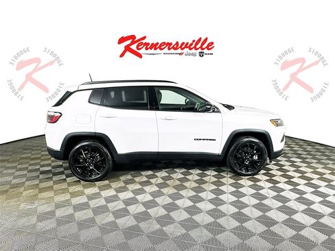 New 2026 Jeep Compass Latitude image 8