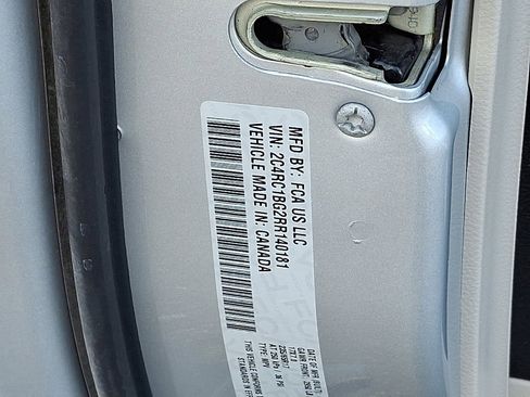 Used 2024 Chrysler Pacifica Touring-L image 27