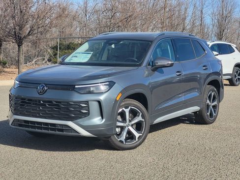 New 2025 Volkswagen Tiguan SE AWD/4WD image 1