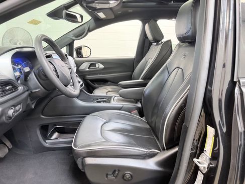 Used 2025 Chrysler Pacifica Limited FWD image 13