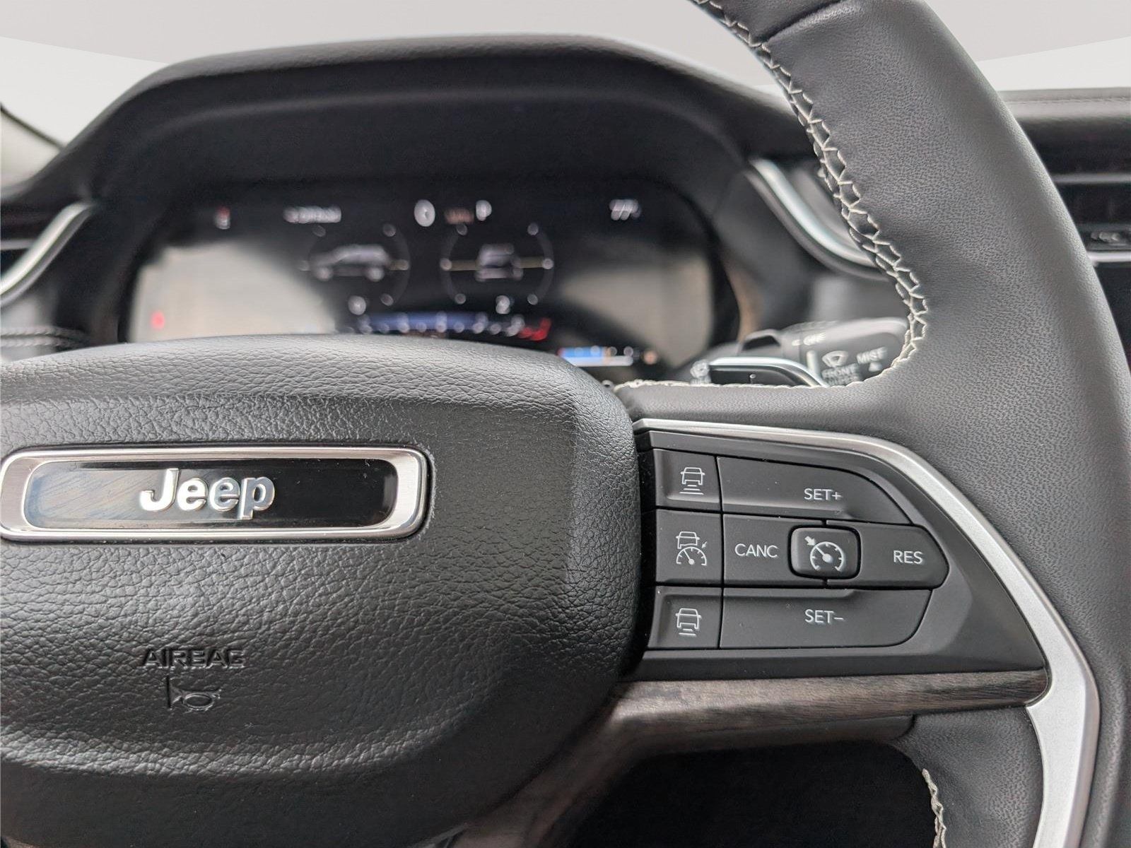 Used 2023 Jeep Grand Cherokee Limited AWD/4WD image 26