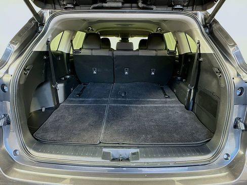 Used 2024 Toyota Highlander LE image 25