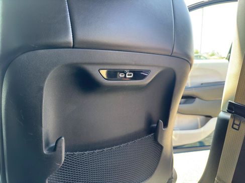 Used 2023 Chrysler Pacifica Touring-L FWD image 48