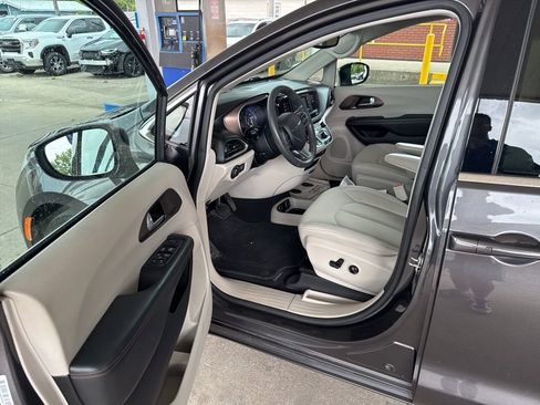 Used 2017 Chrysler Pacifica Touring FWD image 5