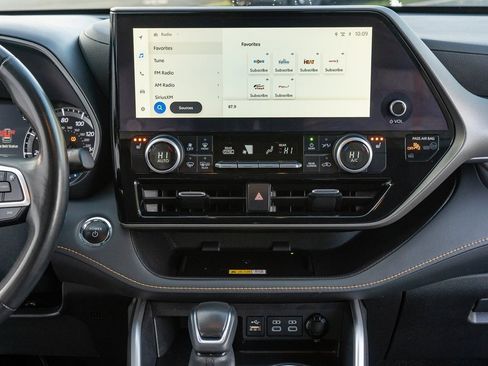 Used 2023 Toyota Highlander Bronze Edition image 25