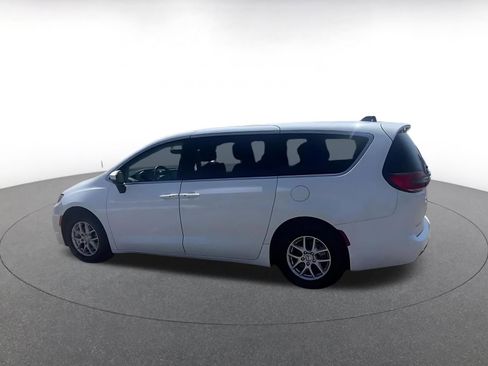 Used 2023 Chrysler Pacifica Touring-L image 10