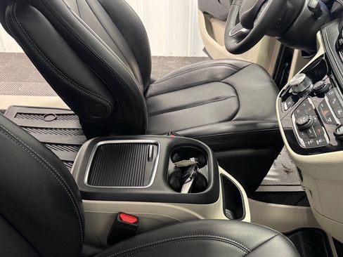 Used 2023 Chrysler Pacifica Touring-L FWD image 20