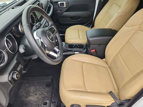 Used 2018 Jeep Wrangler Unlimited Sahara AWD/4WD image 19