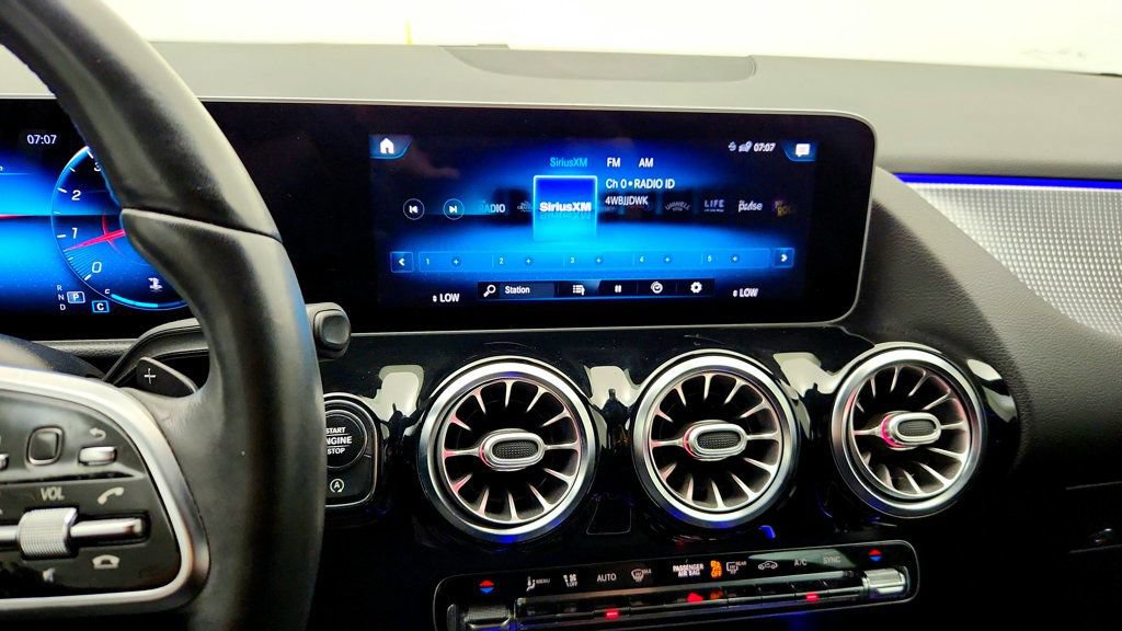 Used 2021 Mercedes-Benz GLA 250 4MATIC w/ Premium Package image 15