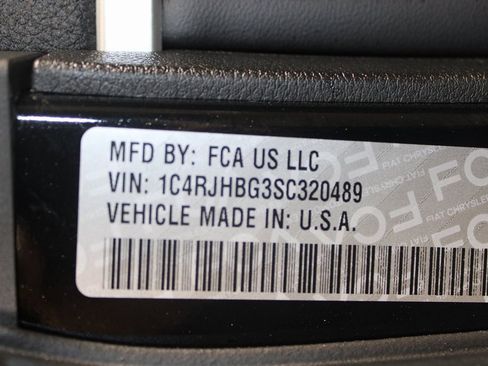 Used 2025 Jeep Grand Cherokee Limited w/ Black Appearance Package image 25