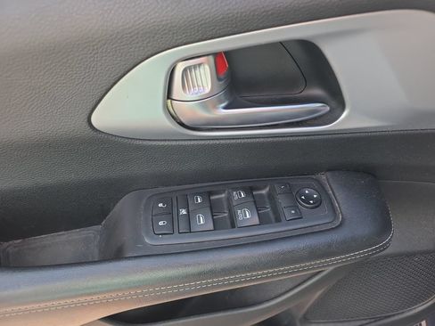 Used 2020 Chrysler Pacifica Touring w/ S Appearance Package FWD image 14