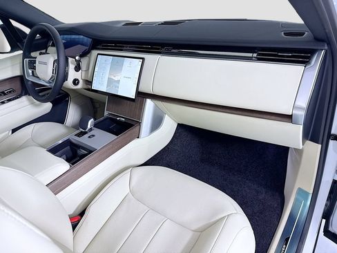 New 2026 Land Rover Range Rover Long Wheelbase SE AWD/4WD image 17