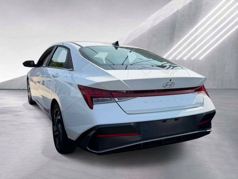 Certified 2025 Hyundai Elantra Limited FWD image 5