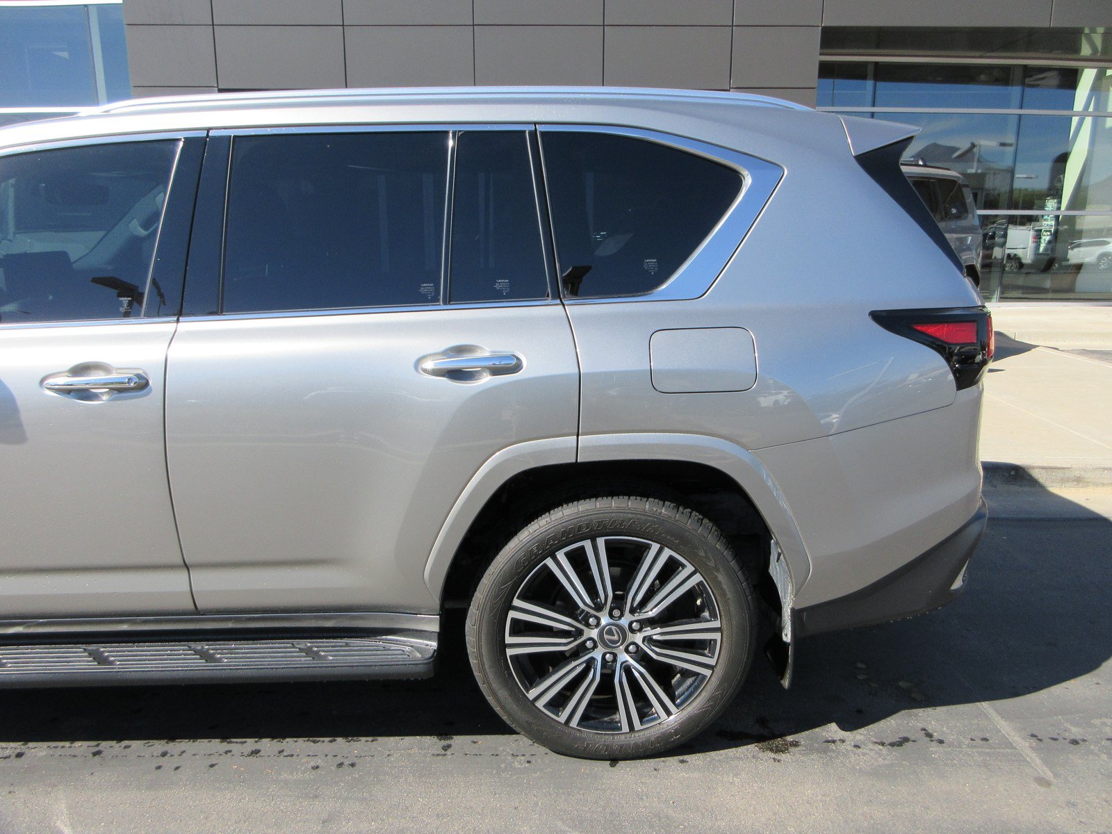 Used 2023 Lexus LX 600 4WD w/ Luxury Package image 4
