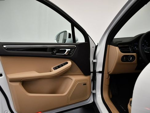 Certified 2026 Porsche Macan AWD/4WD image 34